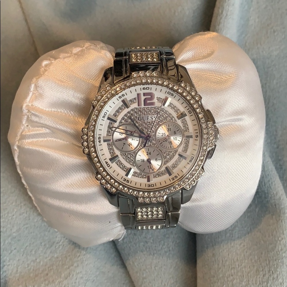 Beautiful Guess Watch (comes with extra links)